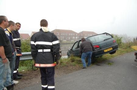 v�hicule dans le canal